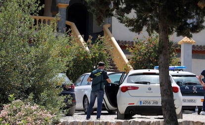 Agentes de la Guardia Civil en la puerta de la vivienda donde fue encontrada la víctima, en Iznájar (Córdoba).