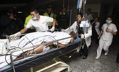 Funcionários da Clínica San Juan de Dios, em La Ceja (Colômbia), atendem o jogador Alan Ruschel, primeiro sobrevivente confirmado do acidente com o avião que transportava o time da Chapecoense, nos arredores do aeroporto José María Córdova, em Medellín.