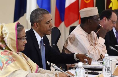 La primera ministra de Bangladesh Sheikh Hasina, el presidente estadounidense Barack Obama, el presidente de Chad Idriss Deby, y el presidente franc&eacute;s Francois Hollande, durante la sesi&oacute;n ampliada de la Cumbre G7.