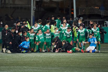 El Cornellà festeja el triunfo frente al Atlético.