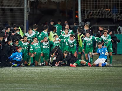 El Cornellà festeja el triunfo frente al Atlético.