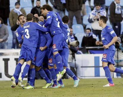 Los jugadores del Getafe celebran el gol de Lopo