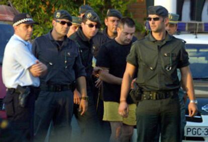 Tony Alexander King es trasladado por la Guardia Civil, a las ocho de la tarde de ayer, a la cárcel de Alhaurín de la Torre (Málaga).