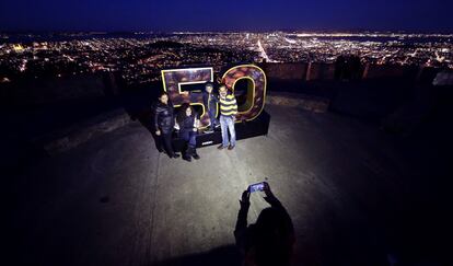 La final de la Liga Nacional de Fútbol Americano (NFL), la Super Bowl, se disputará el domingo en Santa Clara, en el corazón de Silicon Valley, pero hasta entonces la acción y la fiesta se concentran en San Francisco. En la imagen, varias personas se fotografían junto al logotipo del 50 aniversario de la Super Bowl en San Francisco, el 4 de febrero de 2016.