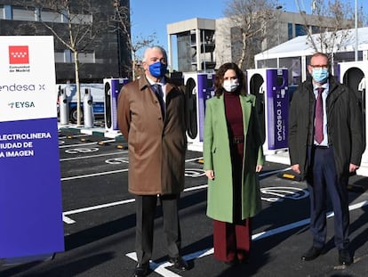 De izquierda a derecha: José Bogas, consejero delegado de Endesa; Isabel Díaz Ayuso, presidenta de la Comunidad de Madrid; y Javier Delgado, consejero delegado de Eysa.