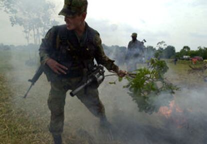 Unos soldados colombianos queman ramas para señalar el punto de aterrizaje a los helicópteros.