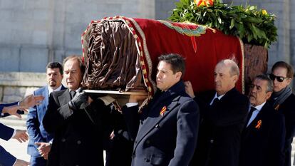 Los familiares de Franco trasladan el féretro del dictador.