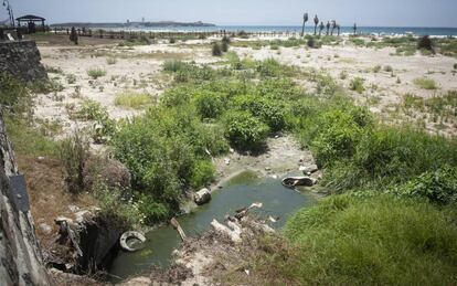 Desagüe en una de las playas de Tarifa, en Cádiz.