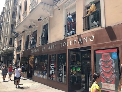 Fachada de la tienda Objetos de Arte Toledano sobre el paseo del prado