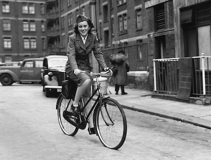 Una voluntaria de Cruz Roja se desplaza en bicicleta en 1943.