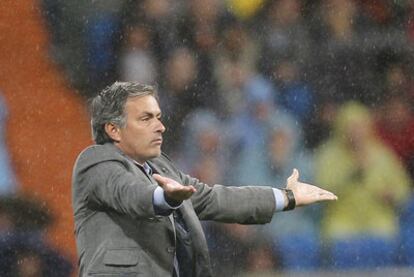 José Mourinho gesticula en un momento del encuentro.