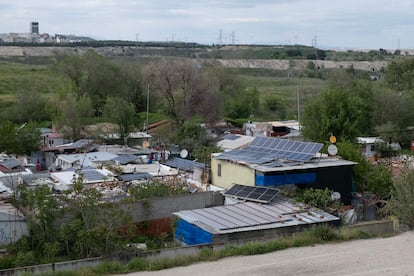 Chabolas con placas solares en la Cañada Real