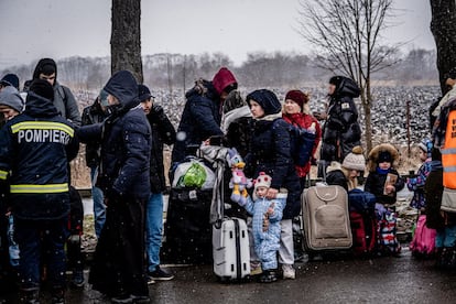Refugiados ucranios en Siret (Rumania) tras cruzar la frontera.