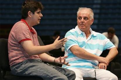 Javier Perianes conversa con Barenboim.