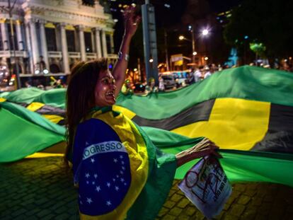 Manifestante contrária ao Governo Dilma protesta no Rio de Janeiro, nesta segunda-feira.