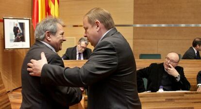 El presidente de la Diputación de Valencia, Alfonso Rus, y el portavoz socialista, José Manuel Orengo, se felicitan por el acuerdo.