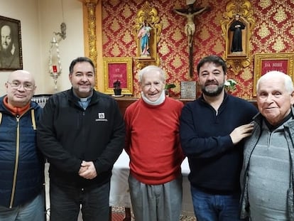 Antonio Rodríguez, en el centro de la imagen, en su comunidad salesiana tras el alta hospitalaria, en Algeciras (Cádiz).