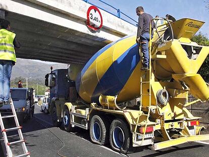 Una hormigonera choca con un puente en Alba (Pontevedra)