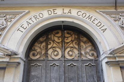 La Compañía Nacional de Teatro Clásico tiene doce meses para hacer las maletas y regresar a la que fue siempre su sede, el Teatro de la Comedia, cerrado durante trece años y sometido desde 2010 a unas obras que le devolverán su esplendor y que habrán costado 21 millones de euros, menos de los presupuestado. En la imagen, la fachada del teatro.