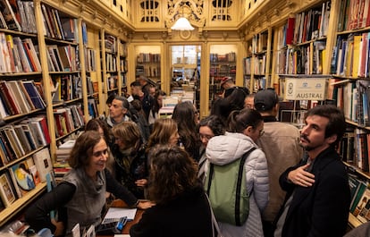 Interior de la librera Sant Jordi.