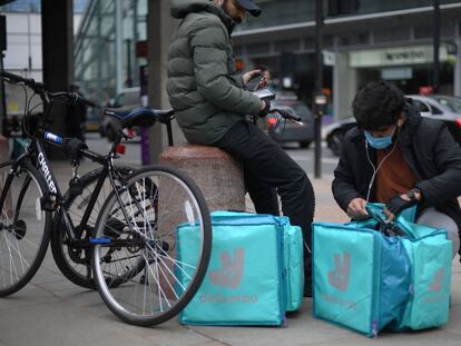 Dos repartidores en el centro de Londres, el 26 de marzo.