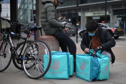 Dos repartidores en el centro de Londres, el 26 de marzo.