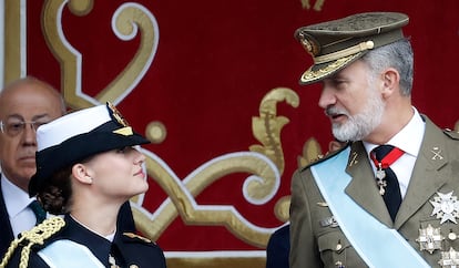 El rey de España, Felipe VI, conversa con la princesa de Asturias, Leonor de Borbón, mientras preside el tradicional desfile del Día de la Fiesta Nacional.