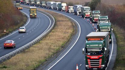 Camiones circulan por la carretera A259 mientras realizan un ensayo de circulación al puerto de Dover en Kent (Reino Unido) el pasado mes de enero