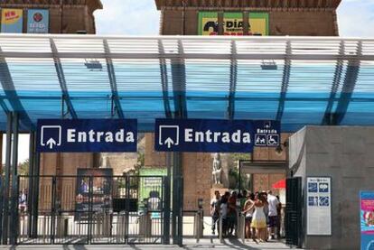 Varios visitantes acceden ayer al parque de atracciones Terra Mítica en Benidorm (Alicante).