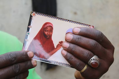 Musa Maina sostiene una fotografía de su hija Hauwa, secuestrada. En febrero de 2018, el grupo Boko Haram secuestró a 110 niñas de Dapchi, en un eco del secuestro de más de 200 de Chibok en 2014 que atrajo la atención mundial al conflicto. Más de 27.000 personas han sido asesinadas desde que comenzó el conflicto de Boko Haram en 2009 y otros 1,8 millones aún están desplazados.