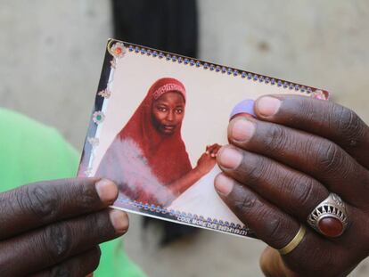 Musa Maina sostiene una fotografía de su hija Hauwa, secuestrada. En febrero de 2018, el grupo Boko Haram secuestró a 110 niñas de Dapchi, en un eco del secuestro de más de 200 de Chibok en 2014 que atrajo la atención mundial al conflicto. Más de 27.000 personas han sido asesinadas desde que comenzó el conflicto de Boko Haram en 2009 y otros 1,8 millones aún están desplazados.