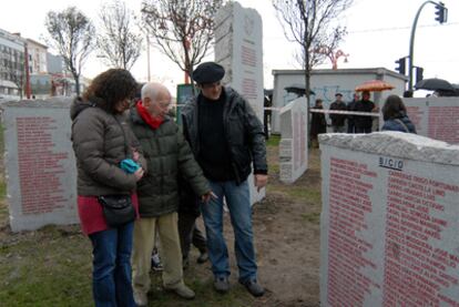 Familiares ante el monumento de las víctima del franquismo, durante el acto de ayer.