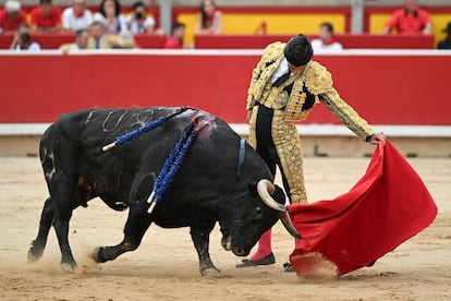 Pablo Aguado torea al natural en su primer toro.