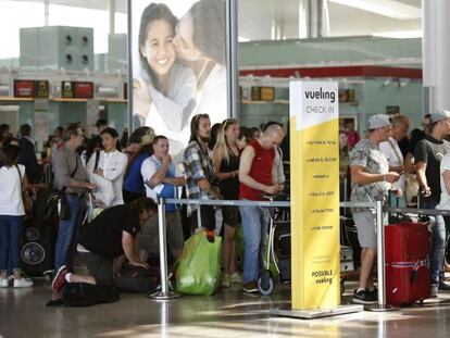 Colas en los mostradores de Vueling en la Terminal 1 del aeropuerto de El Prat, en Barcelona, durante el primer fin de semana de julio.