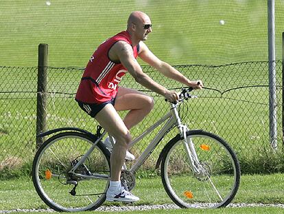 Barthez pasea en bicicleta durante la concentración de Francia.