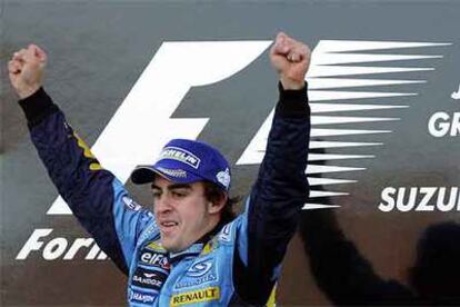 Fernando Alonso celebra su triunfo en el podio.