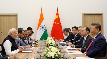 Narendra Modi y Xi Jinping se reúnen durante la cumbre de los BRICS en Kazán, este miércoles. 