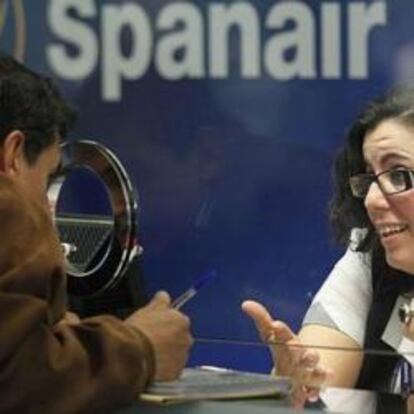 Un afectado por el cese de operaciones de Spanair en la ventanilla de reclamaciones del aeropuerto de El Prat (Barcelona)