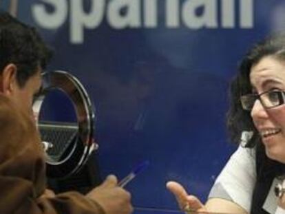 Un afectado por el cese de operaciones de Spanair en la ventanilla de reclamaciones del aeropuerto de El Prat (Barcelona)