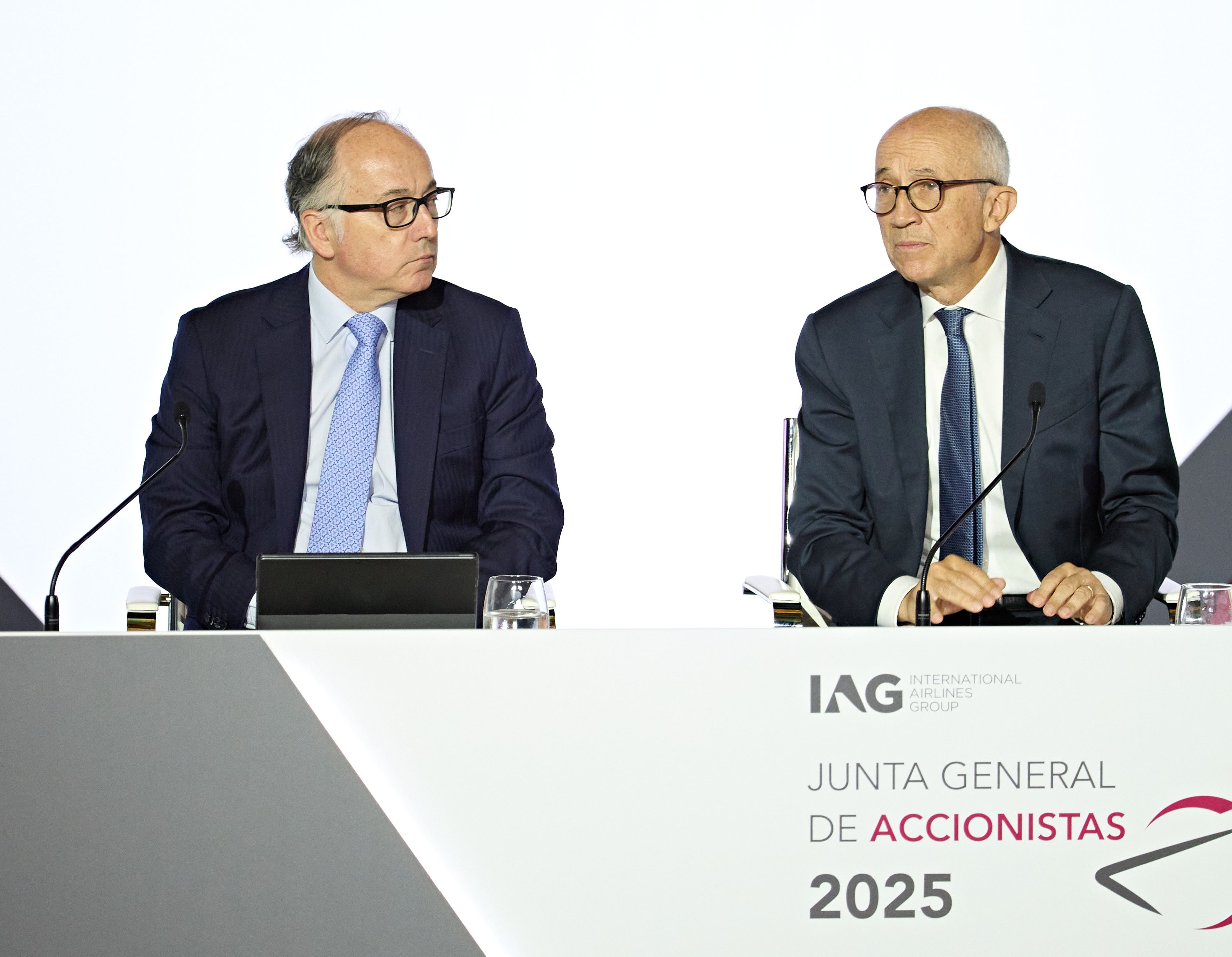 El consejero delegado de IAG, Luis Gallego, junto al presidente del grupo de aerolíneas, Javier Ferrán, el pasado 19 de junio durante la junta de accionistas de la compañía.