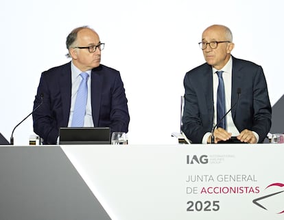 El consejero delegado de IAG, Luis Gallego, junto al presidente del grupo de aerolíneas, Javier Ferrán, esta mañana en la junta de accionistas celebrada en Madrid.