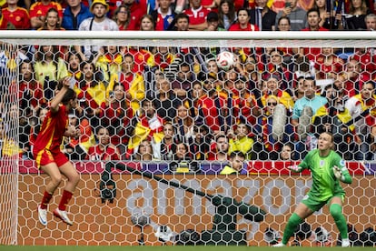 Mariona Caldentey marca el gol de España en la final.