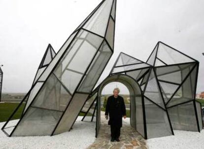 Dennis Oppenheim, ante su instalación &#39;Crystal Garden&#39;, en Navalcarnero.