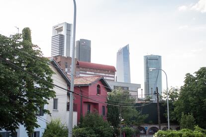 Vista de las Cuatro Torres desde la colonia Los Rosales de Madrid.
