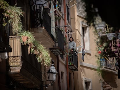Un hombre se asoma al balcón durante el estado de alarma por coronavirus, en Barcelona.