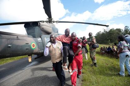 A su paso por Mozambique, el ciclón ha afectado a 1,7 millones de personas, mientras que en el caso de de Malaui hay 920.000 afectados. La tormenta también ha golpeado a Zimbabue. En la imagen, miembros de los equipos de rescate trasladan a un hombre herido por el ciclón Idai, a las afueras de Chimanimani, Zimbabue, el 19 de marzo de 2019.