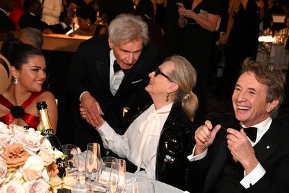 Aunque a Meryl Streep le mostraron admiración muchos de los invitados. En la imagen, el propio Harrison Ford, que se acercó a su mesa en un instante de la velada.