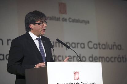  El presidente de la Generalitat, Carles Puigdemont, durante su intervenci&oacute;n.