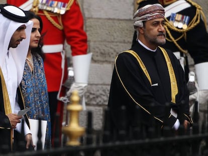 El príncipe heredero de Abu Dabi, el jeque Mohamed bin Zayed Al Nahyan y, a la derecha, el nuevo sultan de Omán, Haitham bin Tariq, en Londres, en 2011.