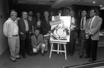 Presentación de la revista ' Quevedos de humor gráfico '; en la foto un grupo de humoristas asistentes a la reunión celebrada en Madrid rodean el anuncio de la nueva publicación. Entre los asistentes Forges , en pie cuarto por la izquierda, el 25 de mayo de 1997.